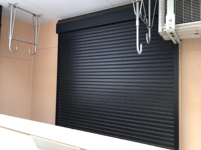 物件内観写真18　(窓シャッター)