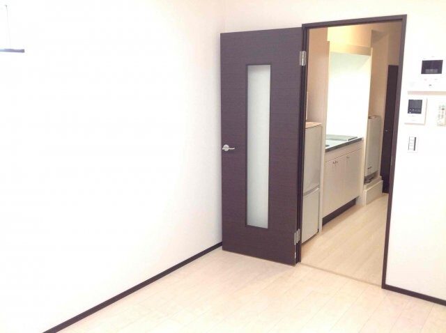 物件内観写真13　(廊下からの開き戸が180度開くので開放感があります。)