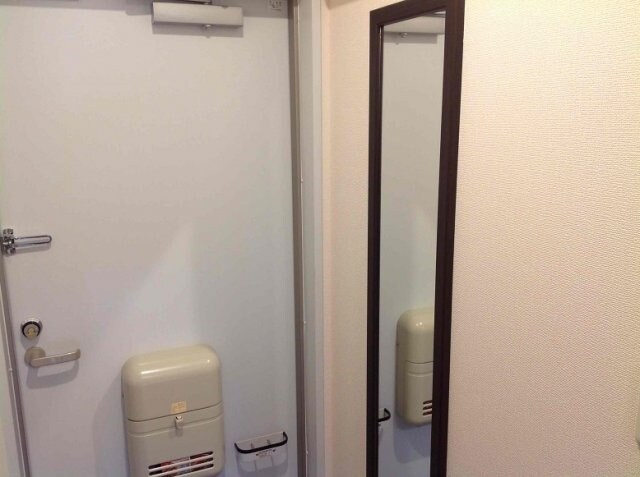 物件内観写真16　(姿見があるのでお出かけの際は要チェックですね。)