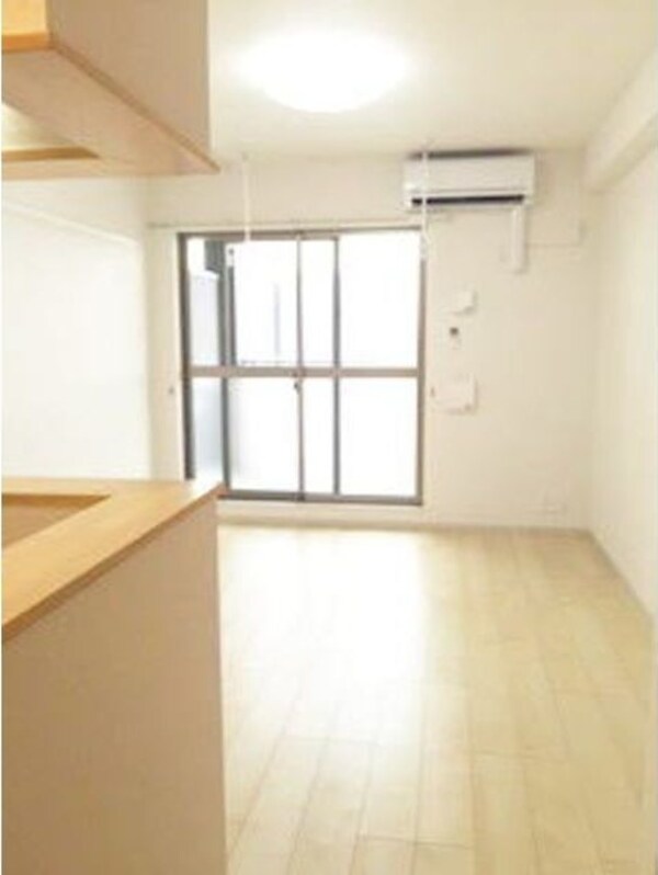 居室(※写真は同じマンションの違う部屋のものになります。反転タイプ)