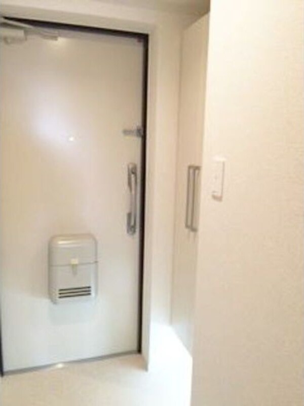 玄関(※写真は同じマンションの違う部屋のものになります。反転タイプ)