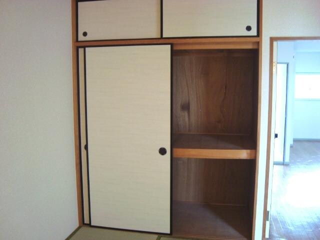 物件内観写真18　(和室収納)