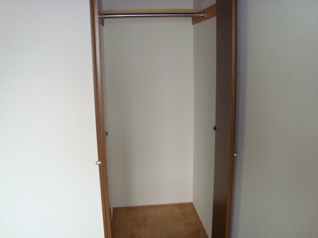 物件内観写真14　(洋室収納)