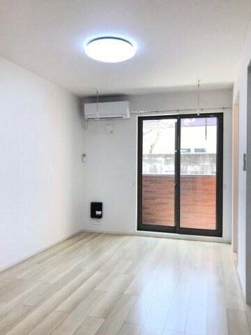 物件内観写真4　(こちらの居間で趣味の時間をお楽しみください)