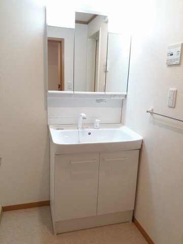 物件内観写真7　(明るい洗面所です)