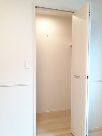 物件内観写真10　(ちょっとした収納スペースも充実しています)