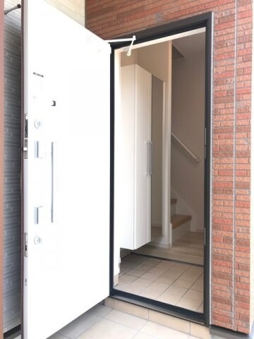 物件内観写真3　(きれいな玄関です)