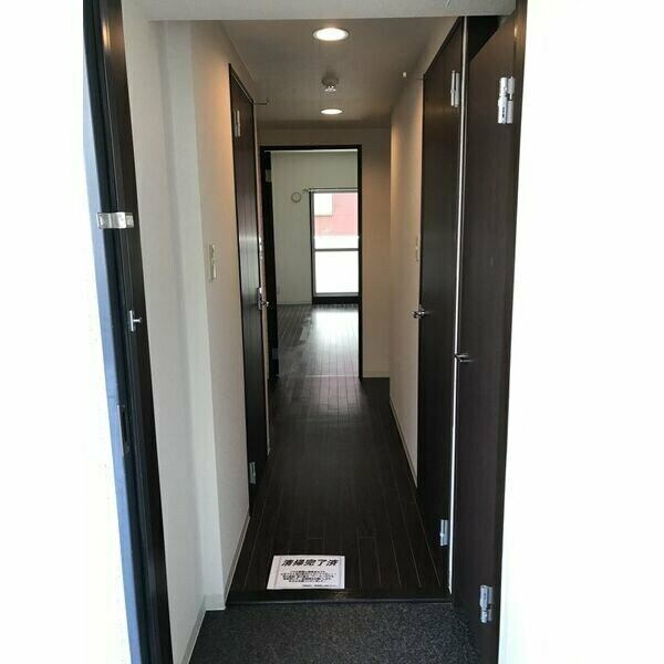 玄関(※写真は同じマンションの違う部屋のものになります。)