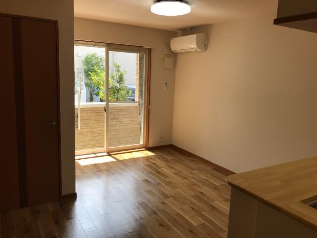 物件内観写真4　(リビング)