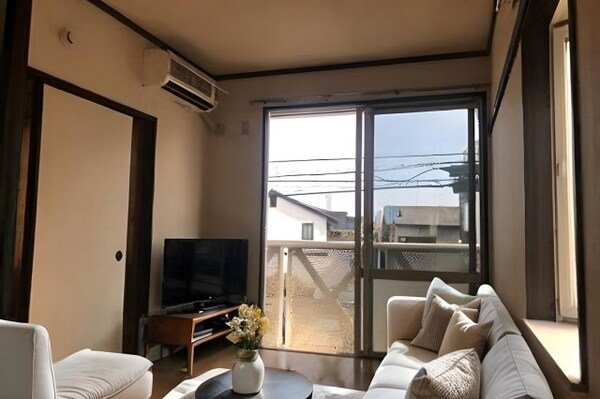 居室(写真・家具はイメージです。家電付きではありません。(T-HO)