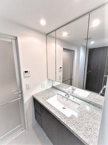 物件内観写真8　(三面鏡付洗面化粧台)