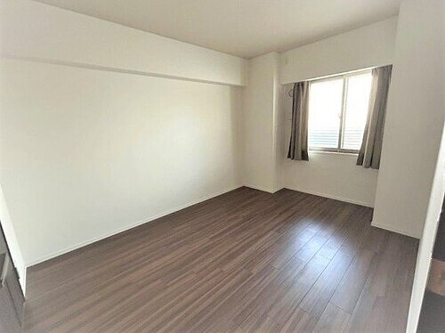 物件内観写真12　(洋室約7.0畳(カーテンは無償貸与品))