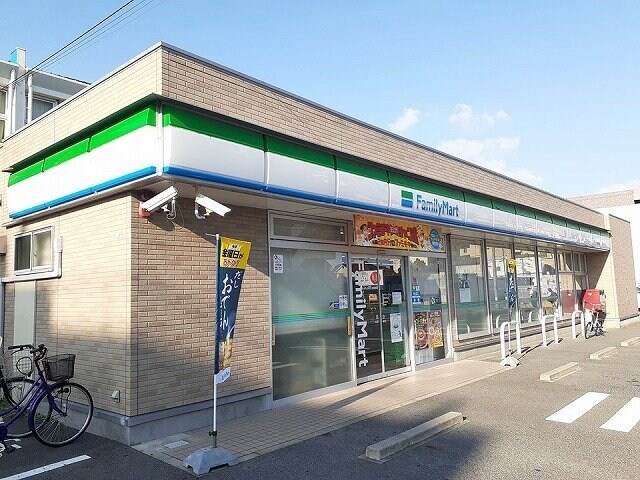 物件外観写真2　(ファミリーマートまで450m)