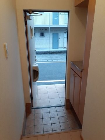 物件内観写真4　(落ち着いた玄関です)