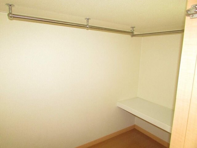 物件内観写真11　(ベット下部分)