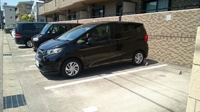 物件外観写真2　(車をお持ちの方に嬉しい駐車場付きの物件です)