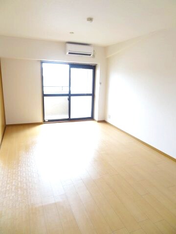 物件内観写真4　(こちらの居間で趣味の時間をお楽しみください)