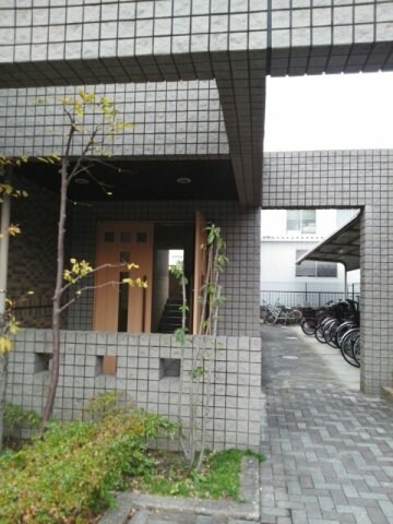 物件外観写真3　(清潔なエントランスです)