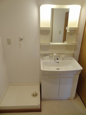 物件内観写真8　(ゆったりとスペースのある洗面所)