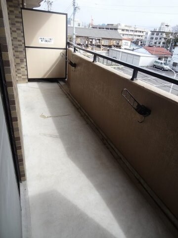 物件内観写真12　(お洗濯にも便利なバルコニー付き)