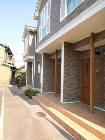 物件外観写真2　(清潔なエントランスです)