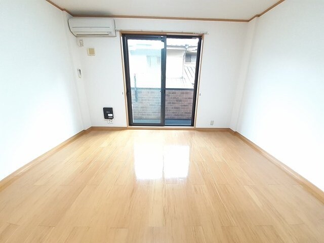 物件内観写真2　(ゆったりとした居間です)