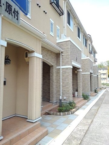 物件外観写真2　(ゆとりのあるエントランスです)