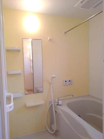 物件内観写真5　(日々の暮らしに欠かせないお風呂です)