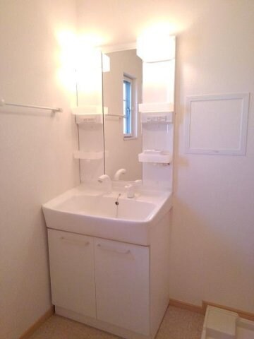 物件内観写真6　(スペースが確保できる洗面所です)