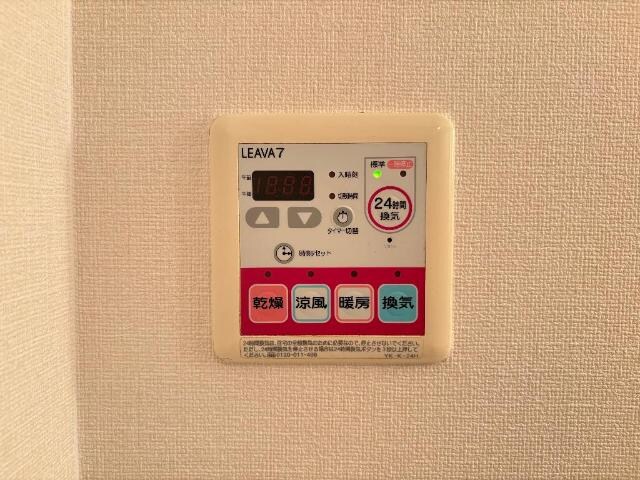 物件内観写真18　(浴室乾燥パネル)