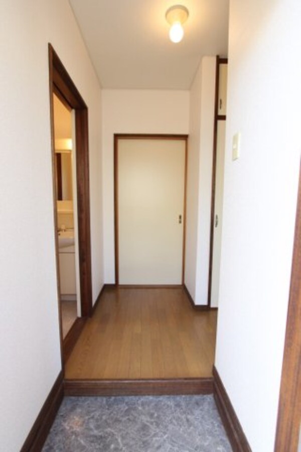玄関(※別の号室の参考写真になります。)