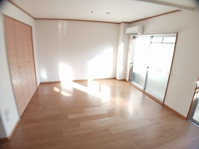 物件内観写真2　(ゆったり過ごせるリビングです)