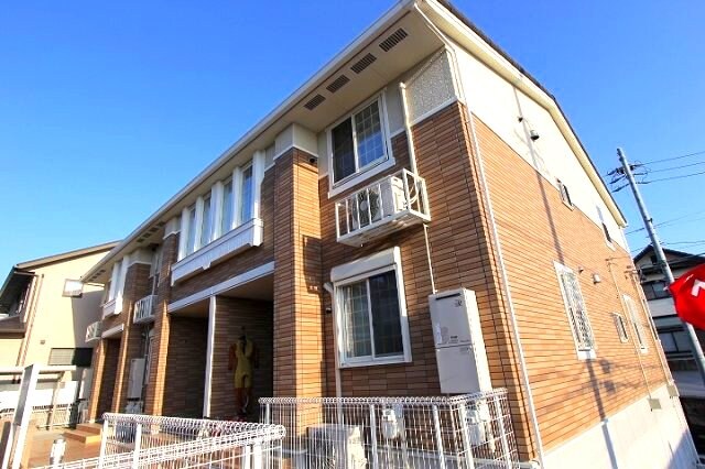 物件外観写真1　(外観は落ち着いています)