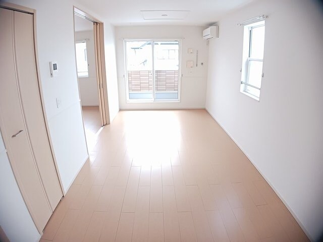 物件内観写真3　(使いやすいリビングです)