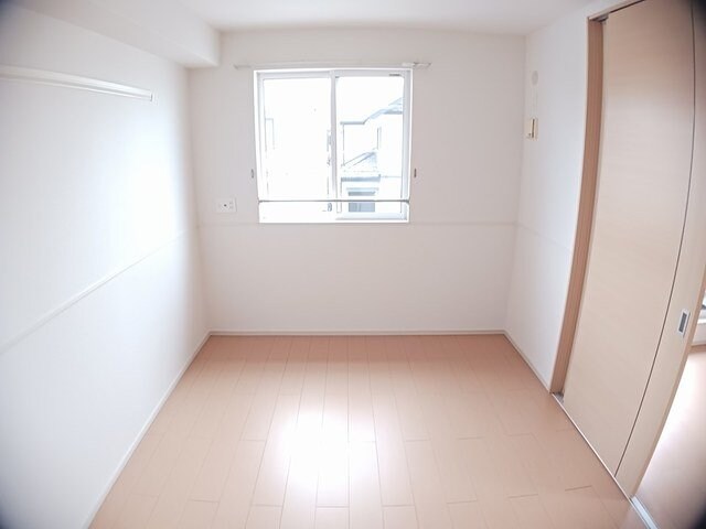 物件内観写真8　(明るい色調の室内です)