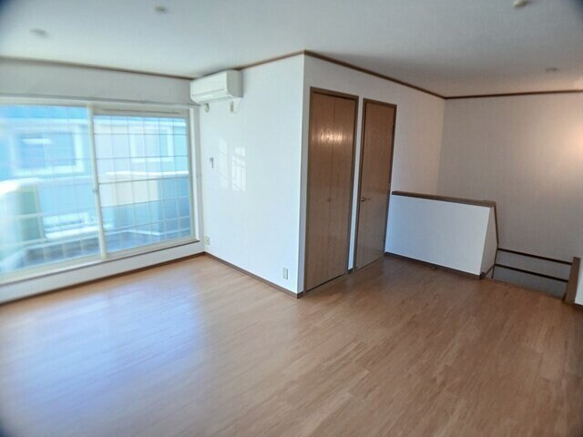 物件内観写真3　(こちらのリビングで趣味の時間をお楽しみください)