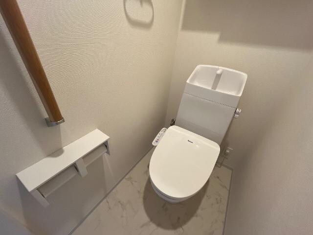 物件内観写真18　(シャワー付トイレ)