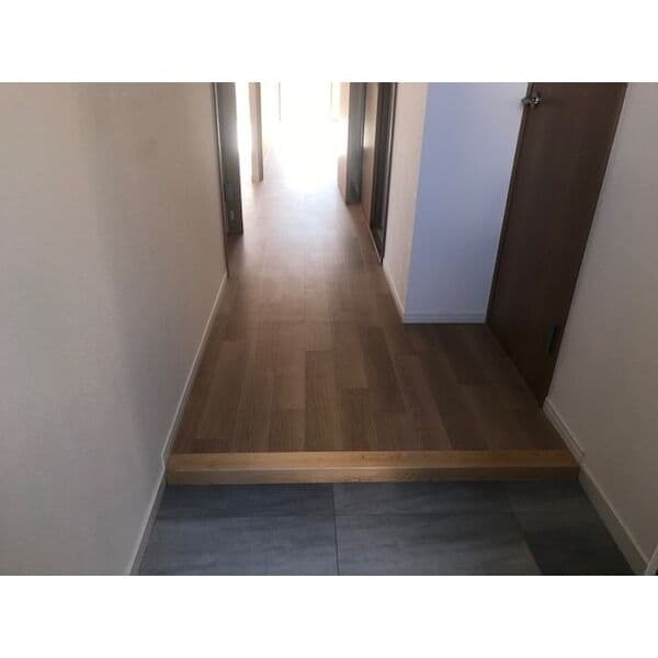 玄関(※写真は同じマンションの違う部屋のものになります。)