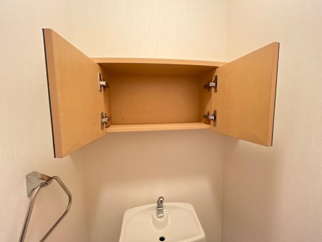 物件内観写真15　(トイレ収納)