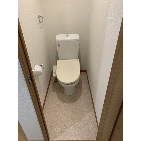 トイレ(※写真は同じマンションの違う部屋のものになります。)