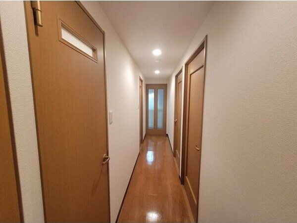 玄関(※写真は同じマンションの違う部屋のものになります。)