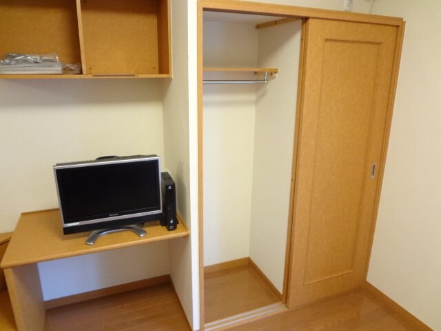 物件内観写真12　(テレビ　収納)
