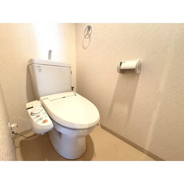 トイレ(※写真は同じマンションの違う部屋のものになります。)
