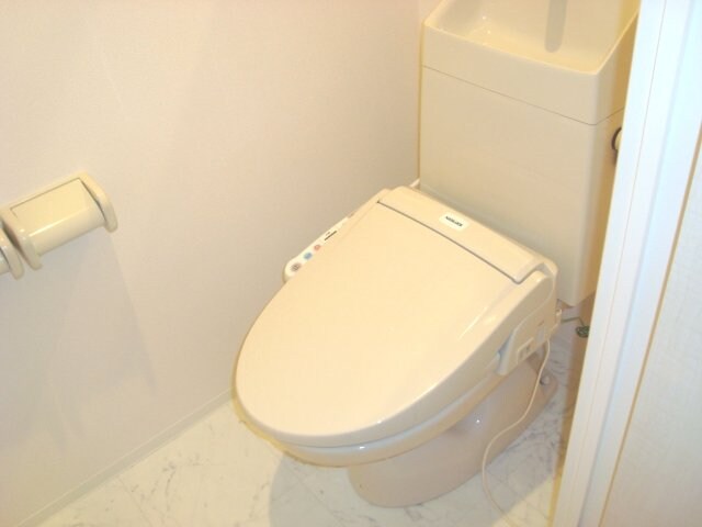 物件内観写真10　(シャワー付トイレ)