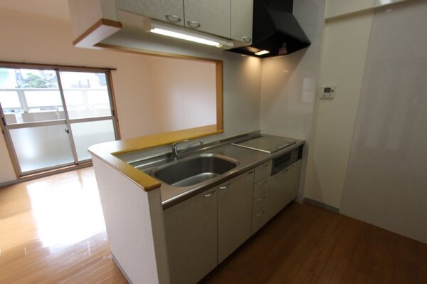 キッチン(※別部屋のお写真で、現況優先と致します。)