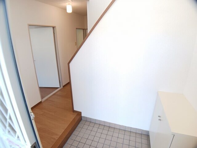 物件内観写真12　(明るい玄関です)