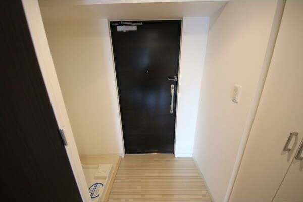 玄関(※写真は同じマンションの違う部屋のものになります。)