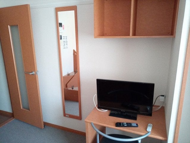 物件内観写真10　(TV、姿見)