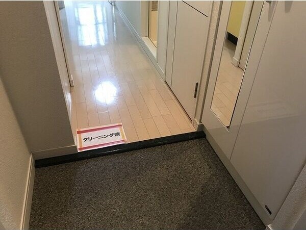 玄関(※写真は同じマンションの違う部屋のものになります。)