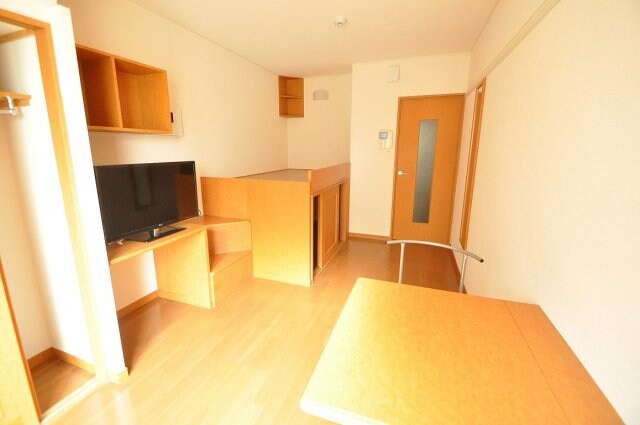 物件内観写真2　(開放的な窓があり明るい空間です)